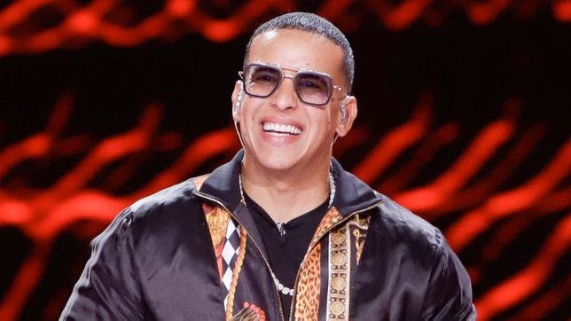 Daddy Yankee firma para ser productor de la serie “Neon” de Netflix Daddy Yankee firma para ser productor de la serie “Neon” de Netflix