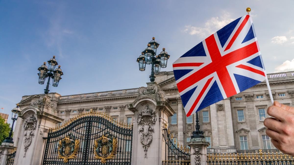 Detenido un hombre por arrojar supuestos cartuchos al palacio de Buckingham Detenido un hombre por arrojar supuestos cartuchos al palacio de Buckingham