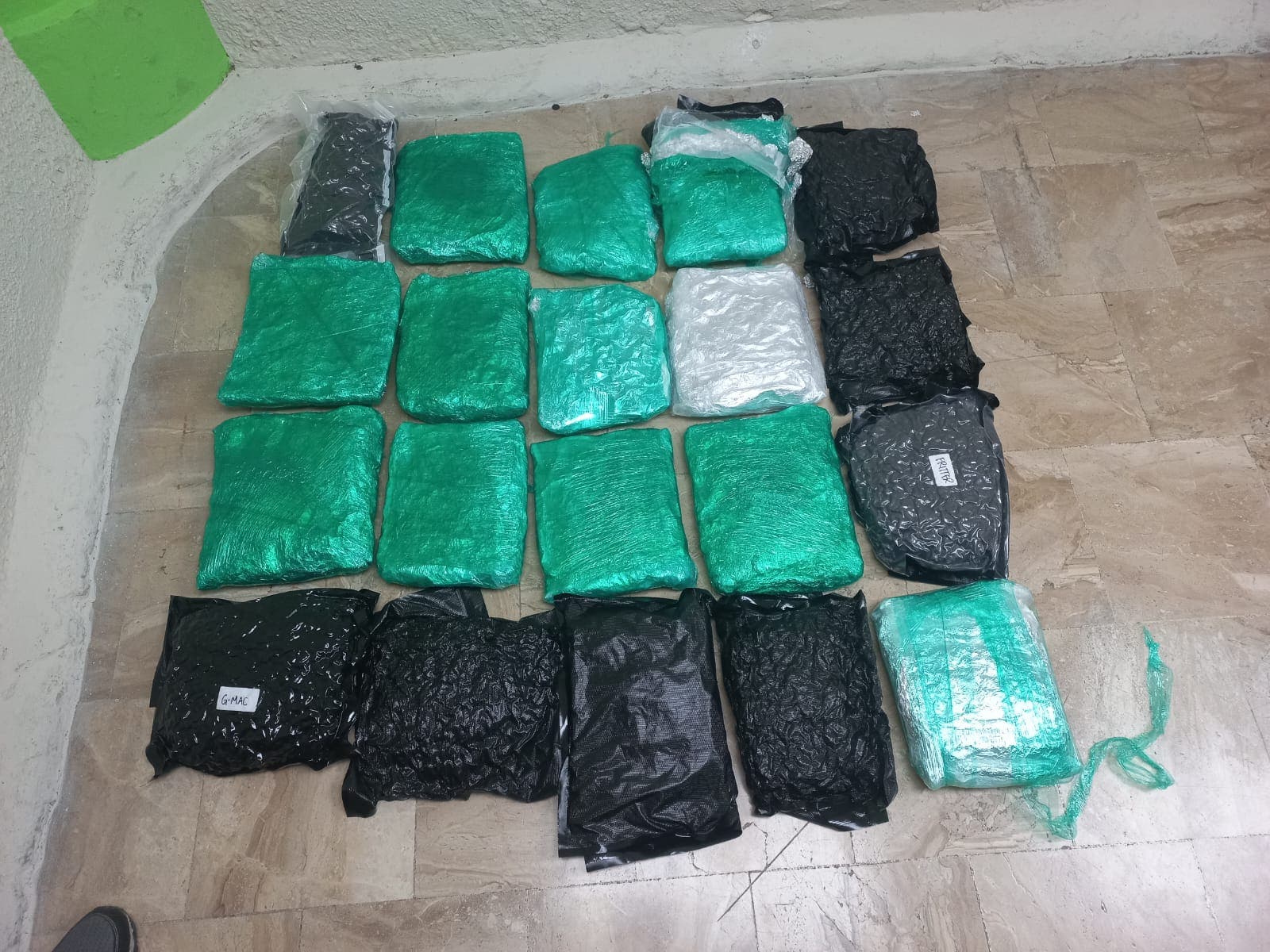Detienen a hombre en aeropuerto de Punta Cana con 20 paquetes de marihuana Detienen a hombre en aeropuerto de Punta Cana con 20 paquetes de marihuana