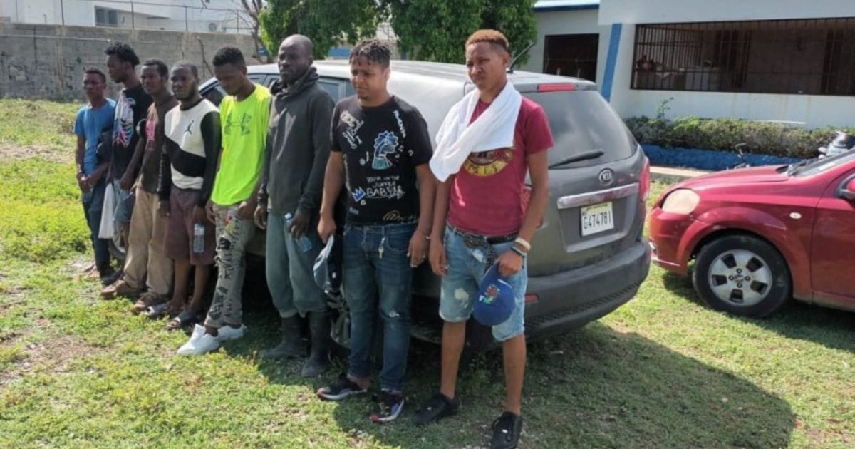 Dos dominicanos apresados por contrabandear haitianos indocumentados Dos dominicanos apresados por contrabandear haitianos indocumentados