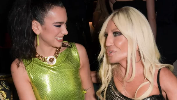 Dua Lipa y Donatella Versace diseñan juntas una colección para el verano