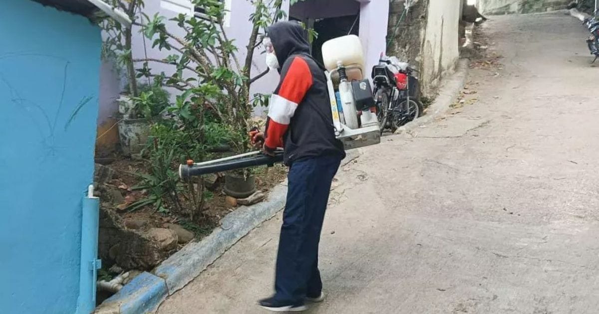 El Área VII de Salud Pública continúa fumigando en sectores vulnerables de Santo Domingo Oeste