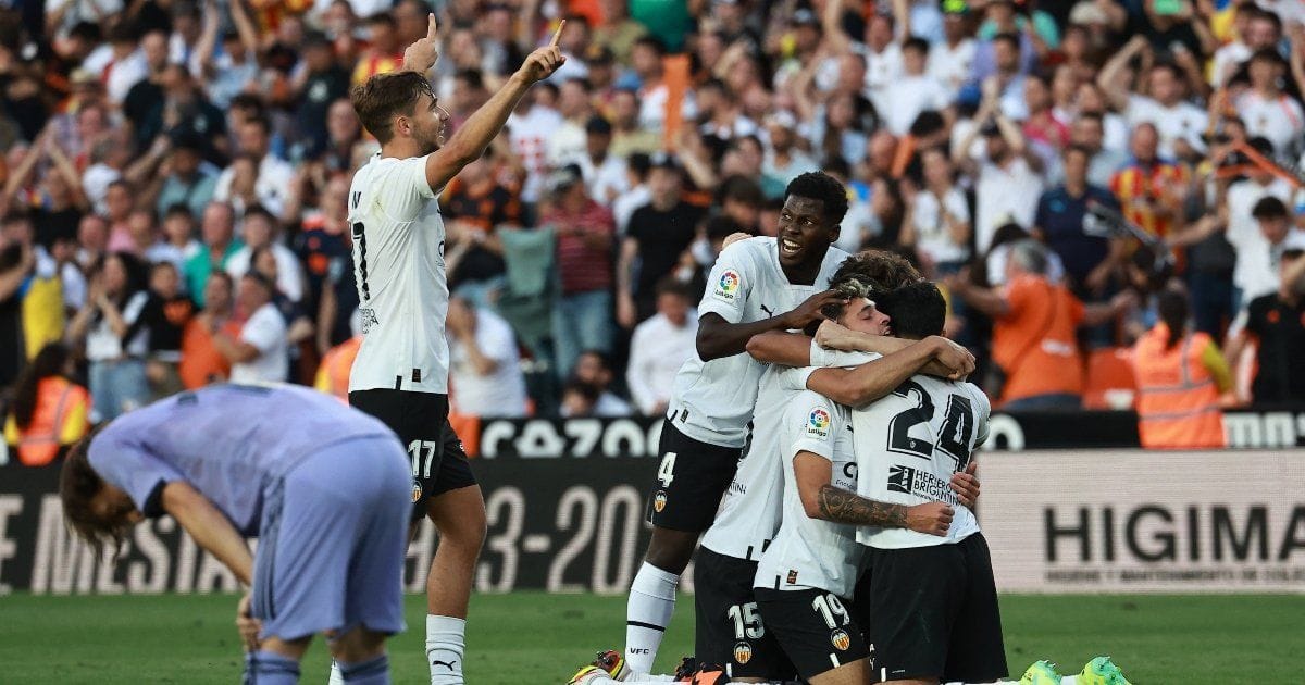 El Real Madrid cae ante el Valencia en un polémico partido El Real Madrid cae ante el Valencia en un polémico partido