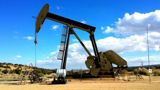El petróleo de Texas gana un 1,5 % y cierra en 71,11 dólares el barril