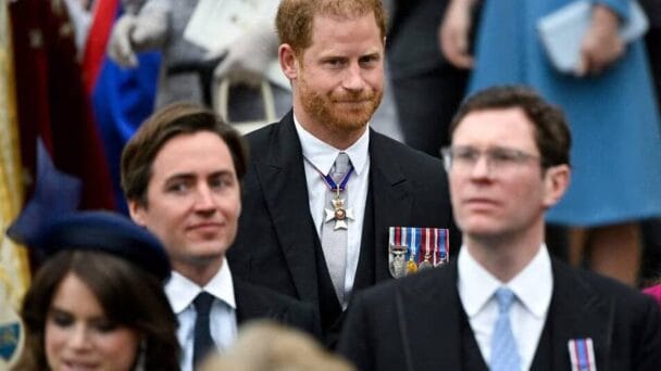 El príncipe Harry, un extraño en la coronación de su padre
