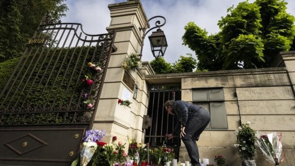 Fans de Tina Turner homenajean con flores y velas a la reina del rock en su casa de Suiza