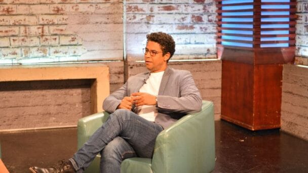 Héctor Aníbal ve desafiante la crianza en la era digital
