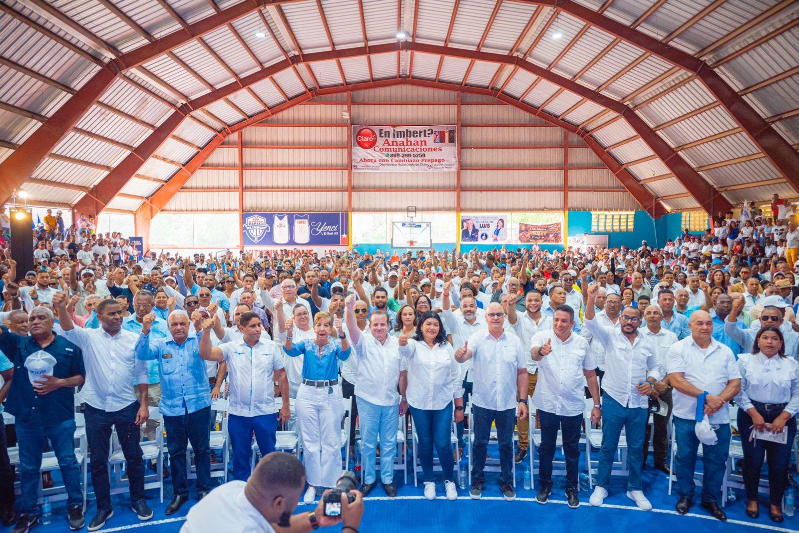 Juramento a golpes en la alcaldesa de Imbert, María Elena Ramos (Chiquita) Juramento a golpes en la alcaldesa de Imbert, María Elena Ramos (Chiquita)