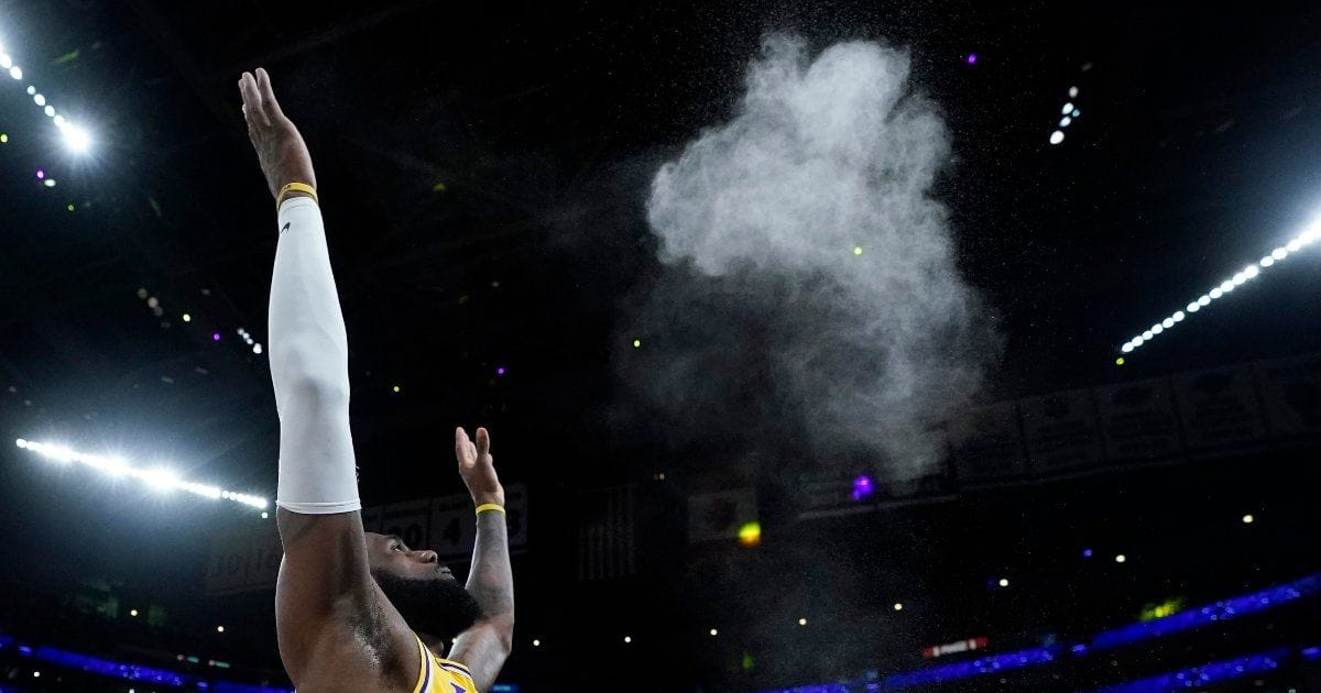 LeBron James piensa en retirarse tras aplastante derrota