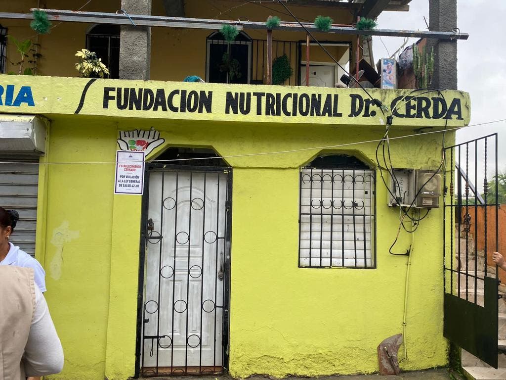 Salud Pública cierra tres establecimientos consultados y vendidos medicamentos sin licencia ni registro sanitario Salud Pública cierra tres establecimientos consultados y vendidos medicamentos sin licencia ni registro sanitario