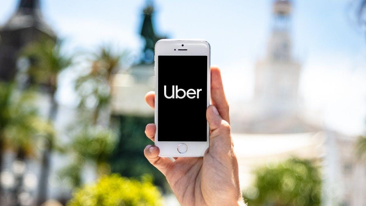 Uber ofrece viajes especiales para menores de entre 13 y 17 años que viajan solos Uber ofrece viajes especiales para menores de entre 13 y 17 años que viajan solos