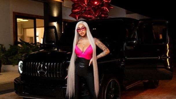Yailin exhibe nueva Mercedes y Tekashi69 le comenta «te lo mereces»