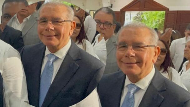 ¡Increíble transformación! El expresidente Danilo Medina sorprende al asistir al novenario de la madre de candidato presidencial ¡Sin su emblemático bigote y con nueva apariencia!