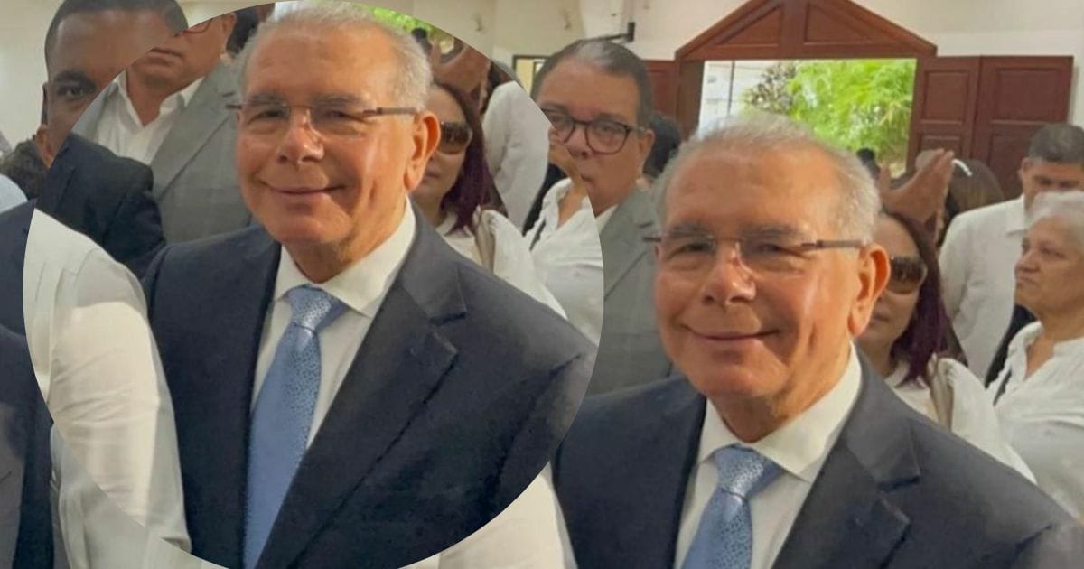 ¡Increíble transformación! El expresidente Danilo Medina sorprende al asistir al novenario de la madre de candidato presidencial ¡Sin su emblemático bigote y con nueva apariencia! ¡Increíble transformación! El expresidente Danilo Medina sorprende al asistir al novenario de la madre de candidato presidencial ¡Sin su emblemático bigote y con nueva apariencia!
