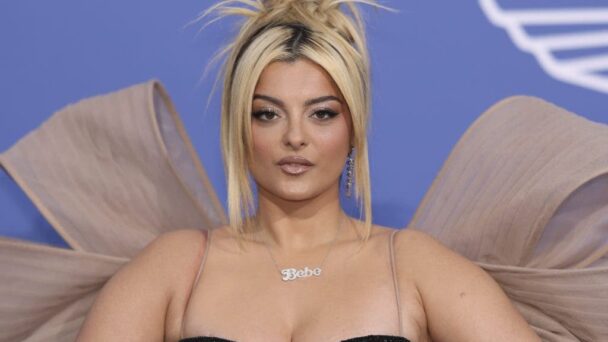 Bebe Rexha dice que está bien después de ser golpeada en la cara por un teléfono