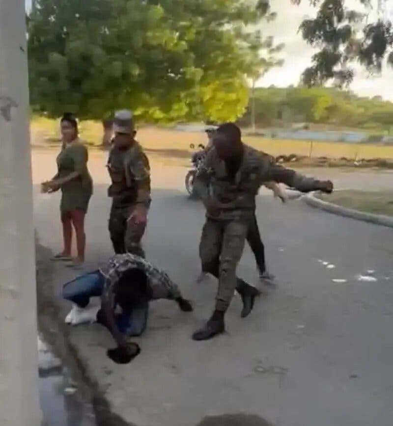 Colegio de Abogados pide investigar y sancionar a militar que golpeó brutalmente a abogado en Mao