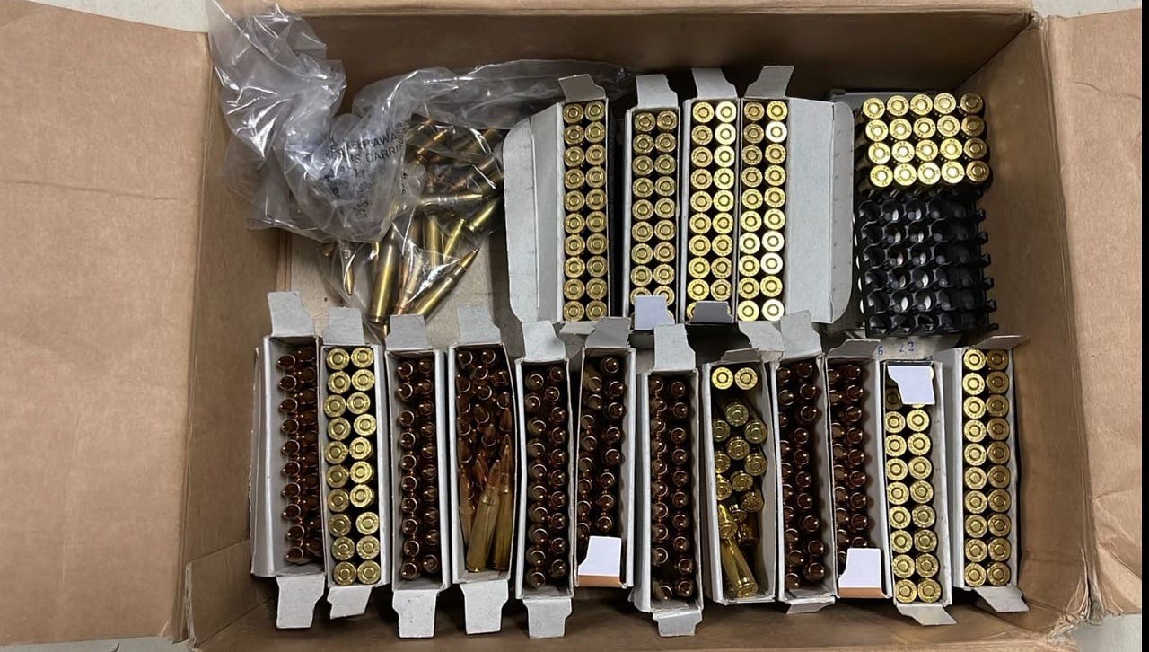 Detienen a hombre en Baní con droga y cientos de municiones