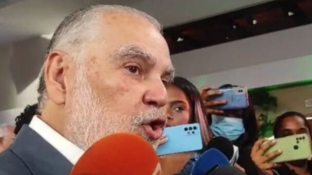 El sargazo mojado cubre las aguas del Mar Caribe en República Dominicana
