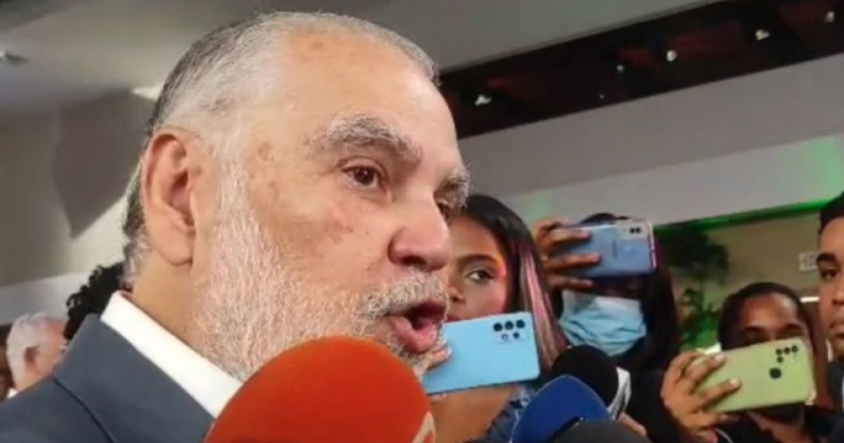 El sargazo mojado cubre las aguas del Mar Caribe en República Dominicana