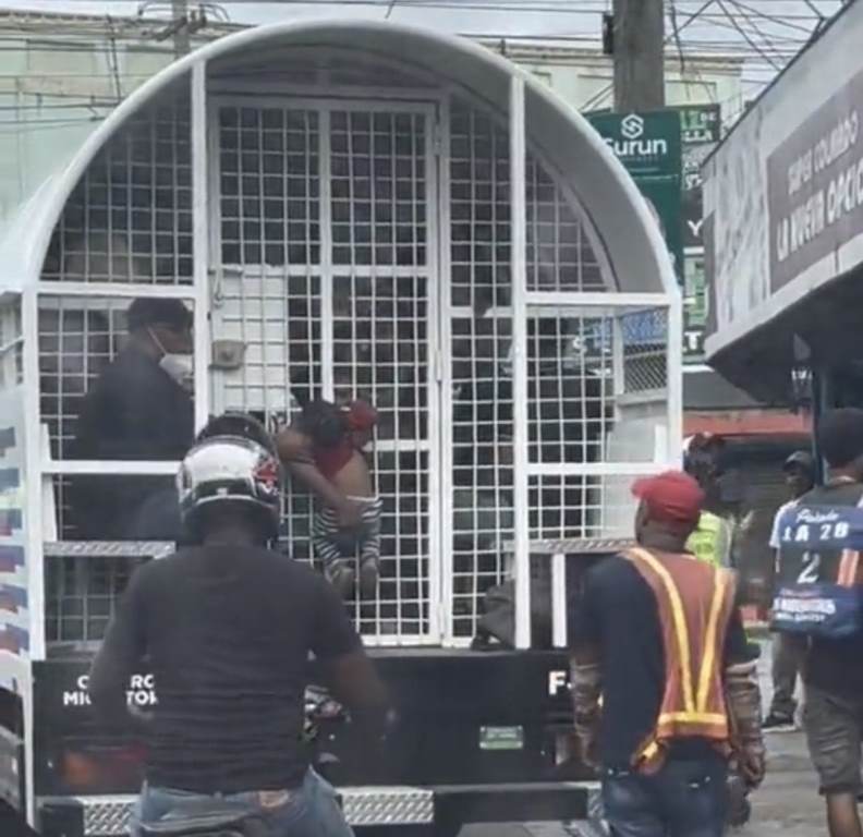 Empleado de migración cancelado por incidente de bebé en camión Empleado de migración cancelado por incidente de bebé en camión