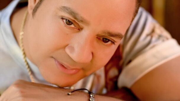 Frank Reyes lanzará este viernes “Mi historia musical Vol. 1”