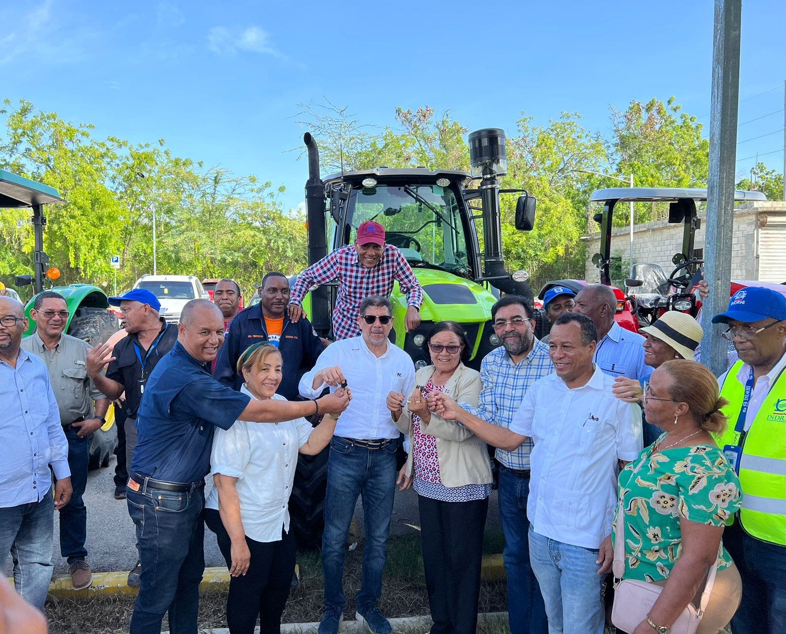 Gobierno entrega 12 tractores en provincias del Sur para productores afectados por lluvias Gobierno entrega 12 tractores en provincias del Sur para productores afectados por lluvias