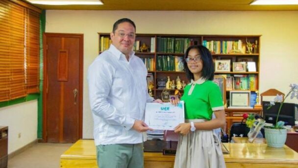Joven heroica recibe beca completa para estudiar medicina en la UCE
