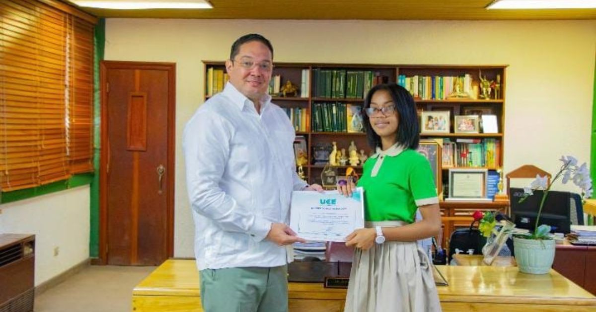Joven heroica recibe beca completa para estudiar medicina en la UCE