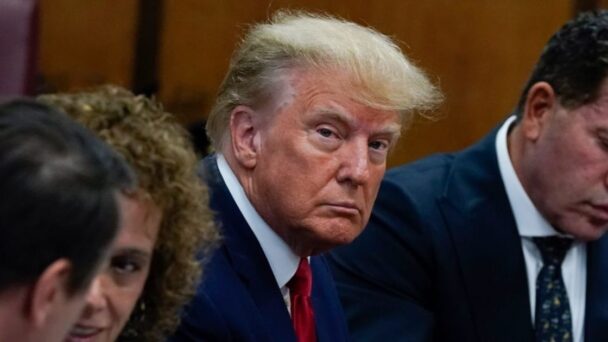 Juez niega solicitud de medios para tomar fotos y videos en la corte durante la notificación de cargos contra Donald Trump