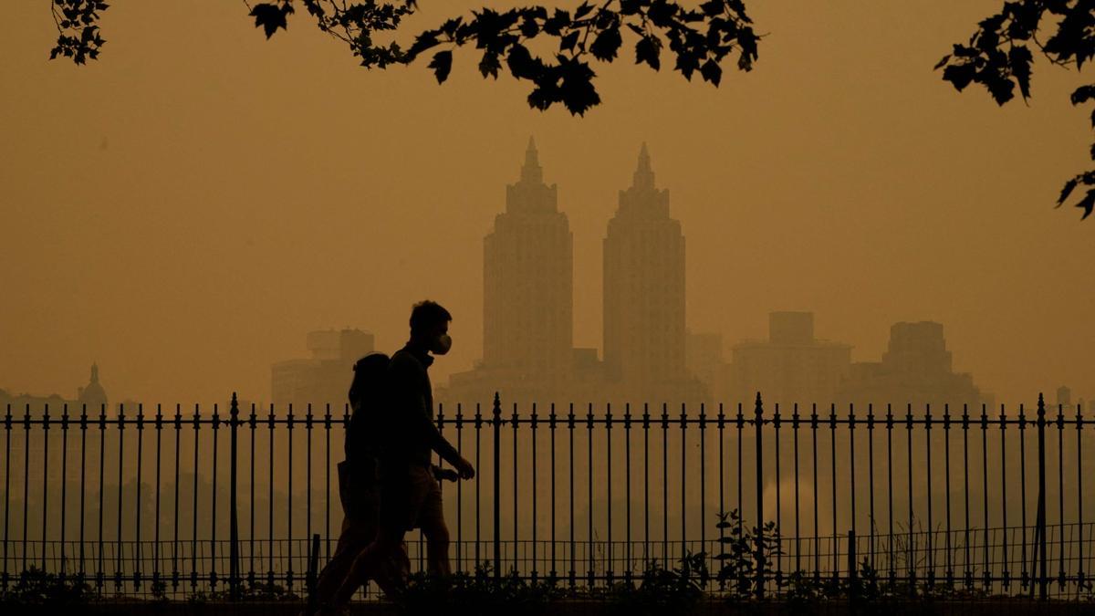 La bruma por el humo se expande por EEUU, donde millones de personas continúan en alerta