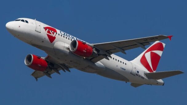 Ministra checa prohíbe alcohol en aviones gubernamentales tras escándalo de acoso sexual en Corea del Sur