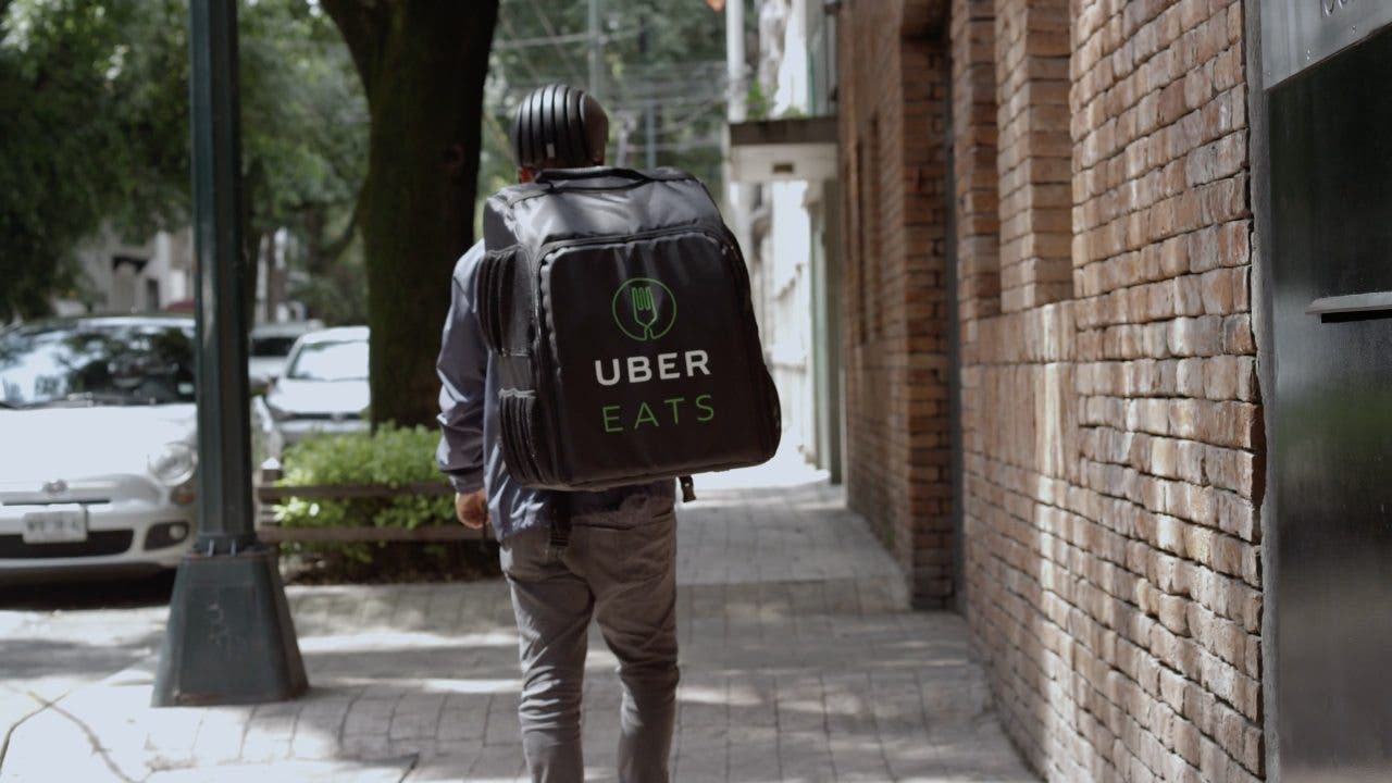 NY aprueba un salario mínimo para repartidores de comida de 17,96 dólares la hora