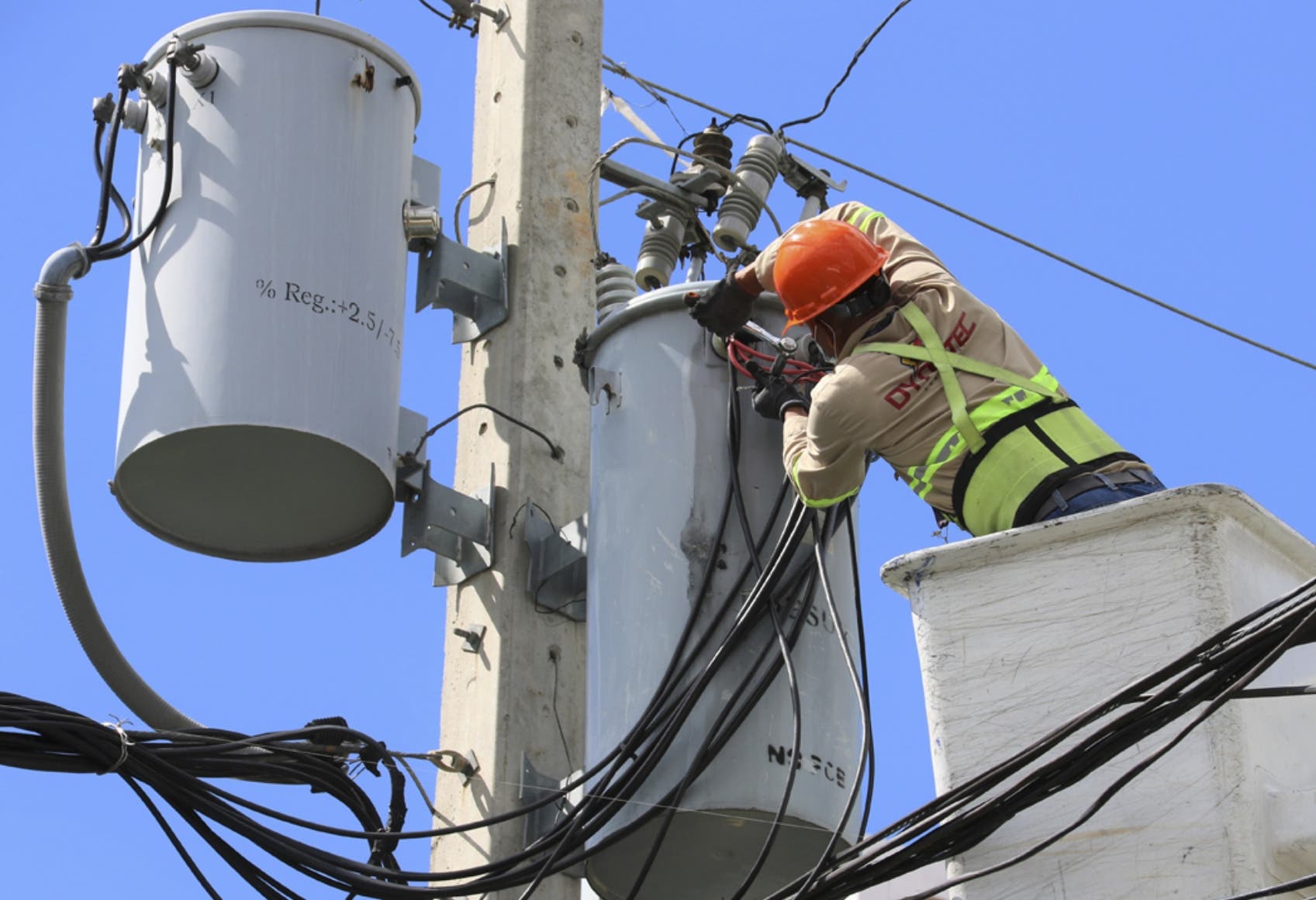 Ola de calor y sobrecarga de redes inquietan a usuarios energía en RD Ola de calor y sobrecarga de redes inquietan a usuarios energía en RD