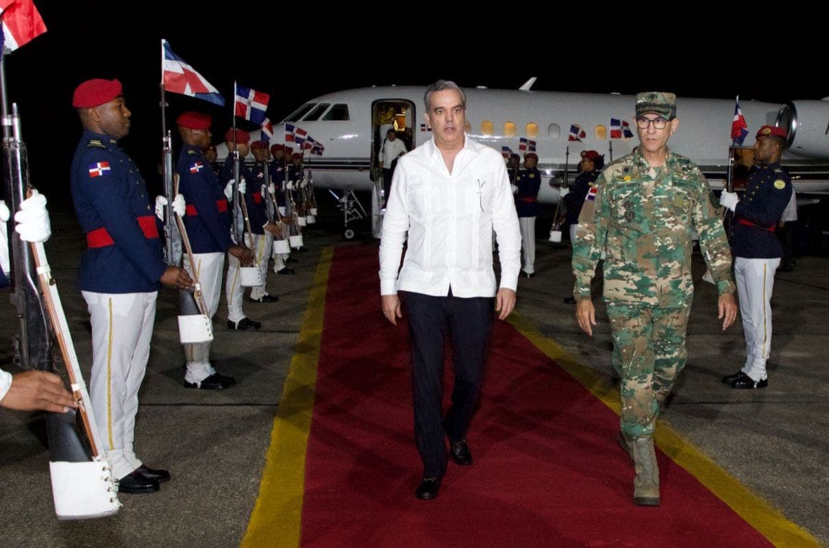 Presidente Abinader regresa al país tras participar en Cumbre del SICA