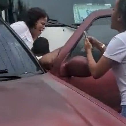 Recaudador y conductor de autobús arrestados por atropellar a un oficial retirado en un incidente