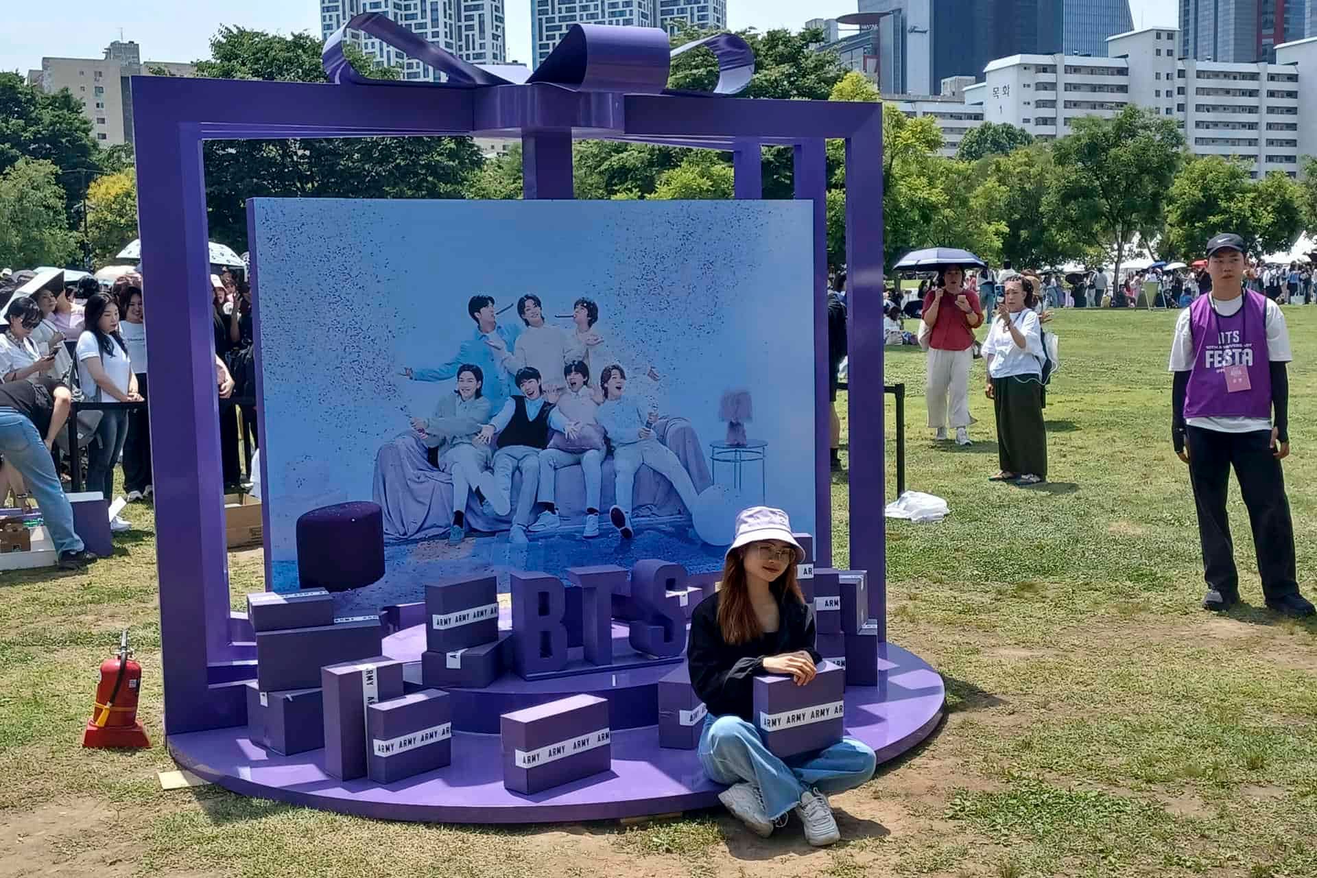 Seúl se tiñe de morado para celebrar los 10 años de BTS Seúl se tiñe de morado para celebrar los 10 años de BTS