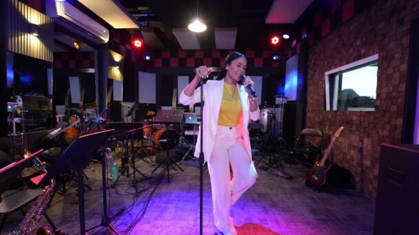 Steffany Constanza estrena “Hola, mi Amor” versión merengue