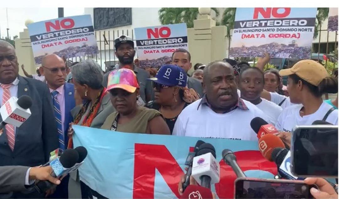 Vecinos de Mata Gorda en SDN protestan frente al Congreso por instalación de vertedero