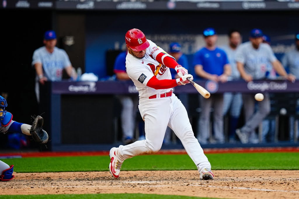 Wilson Contreras (4-4) guía la reacción de los Cardenales al dividir la Serie de Londres