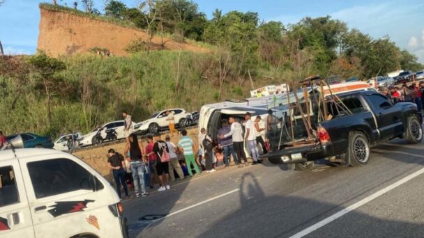 ¡Tragedia en La Vega! Cinco muertos y 28 heridos en impactante accidente de tránsito en la Autopista Duarte