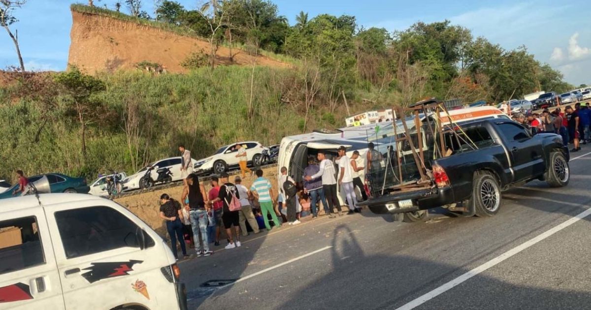 ¡Tragedia en La Vega! Cinco muertos y 28 heridos en impactante accidente de tránsito en la Autopista Duarte ¡Tragedia en La Vega! Cinco muertos y 28 heridos en impactante accidente de tránsito en la Autopista Duarte
