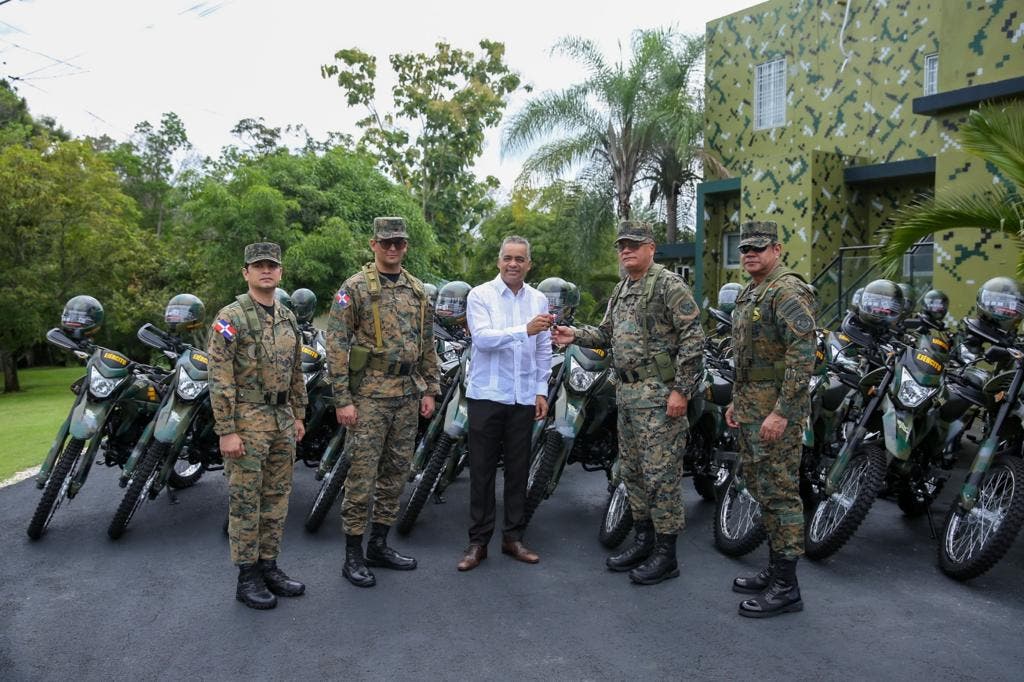911 entrega 50 motos nuevas y 200 terminales de radio al Ejército de la República 911 entrega 50 motos nuevas y 200 terminales de radio al Ejército de la República
