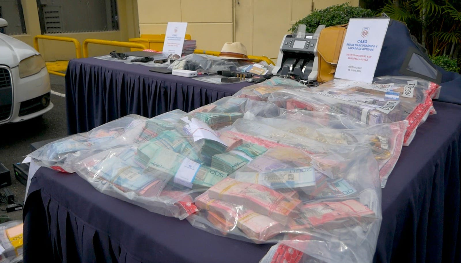 Autoridades arrestan a 4 personas y aseguran armas, dinero y vehículos en allanamientos simultáneos Autoridades arrestan a 4 personas y aseguran armas, dinero y vehículos en allanamientos simultáneos