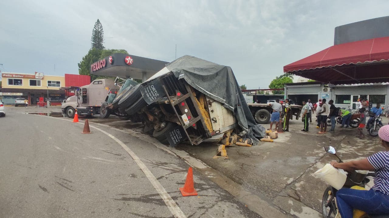 Camión cargado de sacos de cemento con destino a Haití vuelca en Dajabón