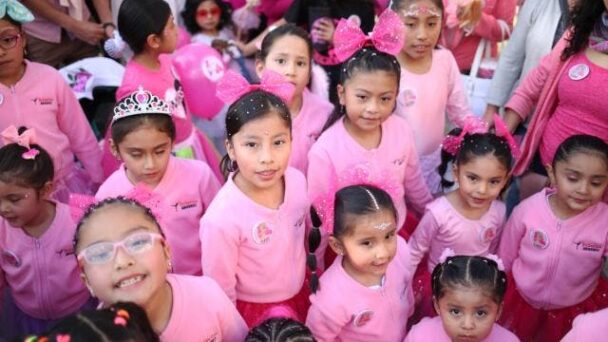 Cholitas Barbies y una “marea rosa” se apoderan de las calles de La Paz para ir al cine