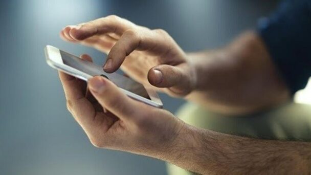Consejos para mantener limpio tu móvil: qué usar y qué no
