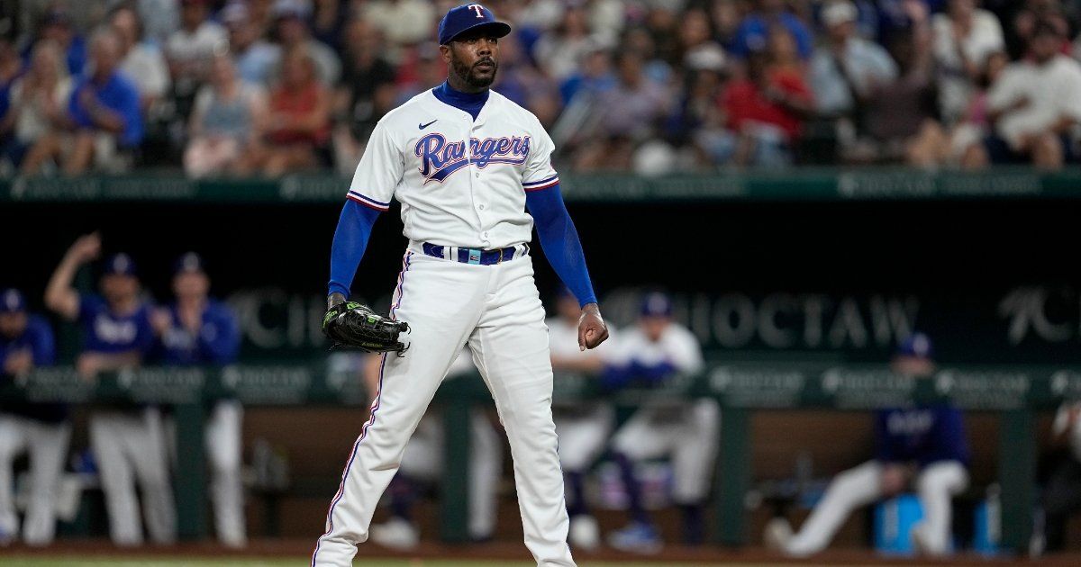 Cubano Aroldis Chapman logra su primera victoria con Texas