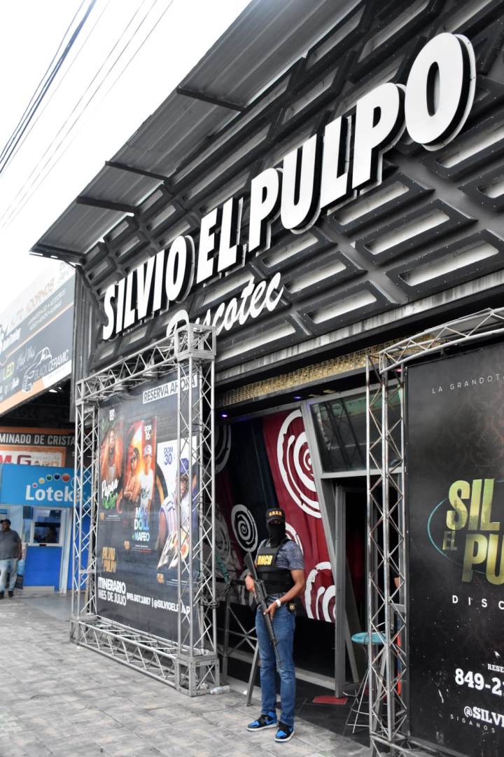 DNCD y MP allanan discoteca “Silvio el pulpo”, sobre avenida Independencia