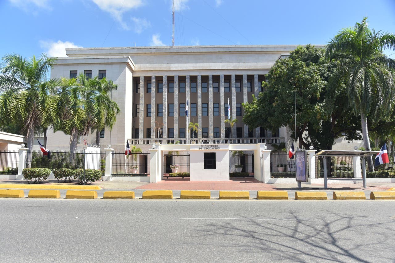 Educación despide a cuatro personas que trabajaban como docentes con títulos falsos Educación despide a cuatro personas que trabajaban como docentes con títulos falsos