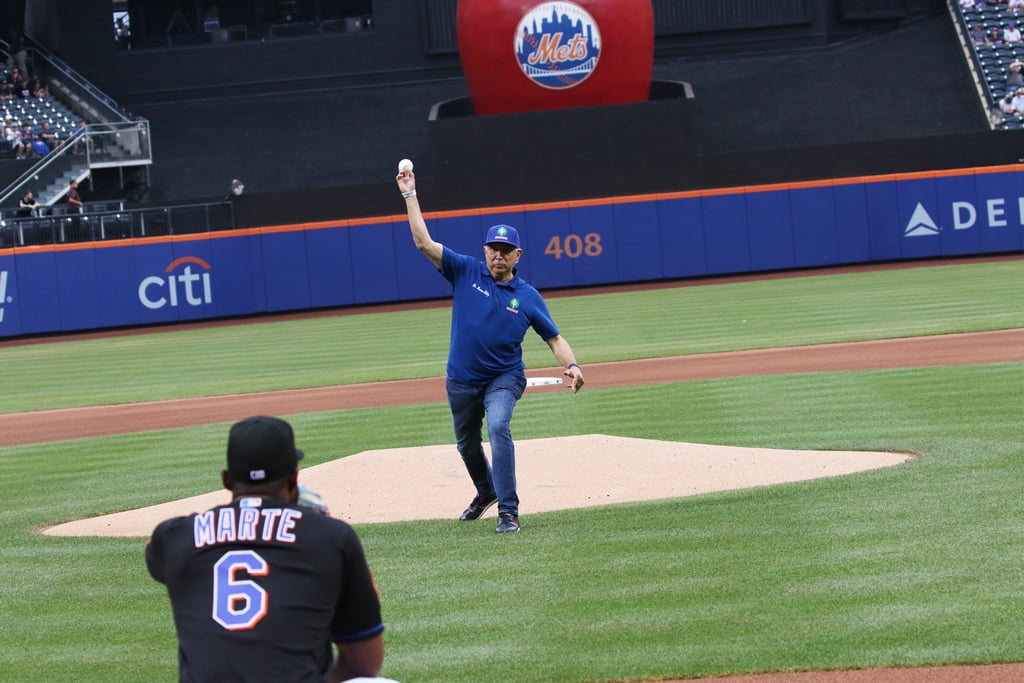 El Dr. Ramon Tallaj descarta el primer lanzamiento del juego de los Dodgers y los Mets en el Citi Field en la apertura de la segunda mitad de la temporada El Dr. Ramon Tallaj descarta el primer lanzamiento del juego de los Dodgers y los Mets en el Citi Field en la apertura de la segunda mitad de la temporada